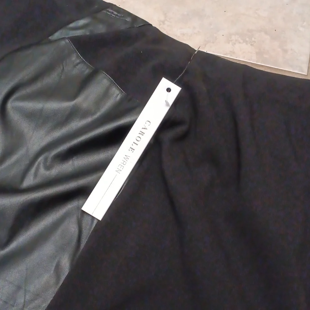 Elegant Black Midi Ponte Leather Skirt - Picture 3 of 3